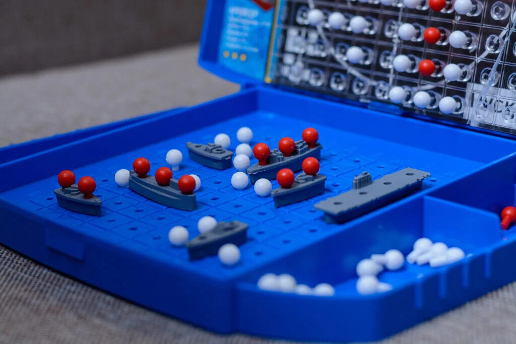    Игра «морской бой» со временем получила целое множество вариаций: в нее можно сыграть как онлайн, так и используя специальное оборудование. А можно вообще не заморачиваться, а просто взять два листа в клетку и две ручки и начать играть!Freepik