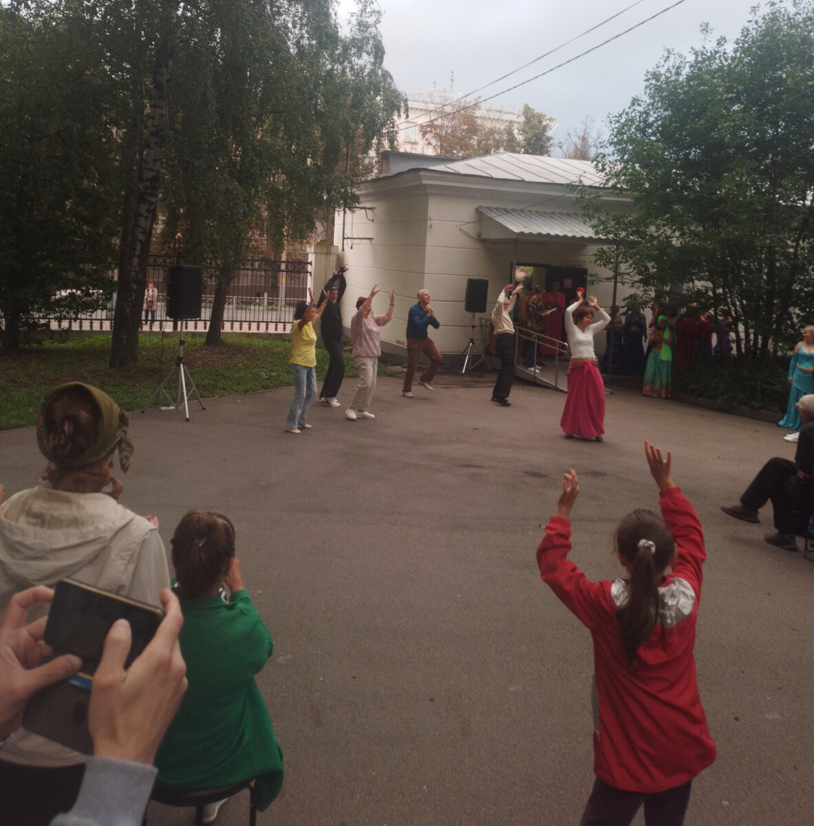 Летним, августовским вечером, в воскресенье,  небольшой "пятачок" на входе в Центральный парк Тулы, со стороны улицы Первомайской, превращается в настоящую, танцевальную площадку.-8
