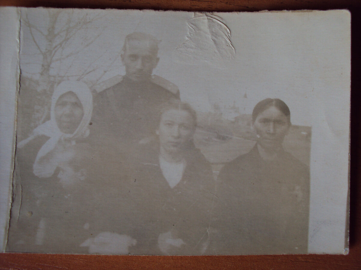 Самая первая фотография.  Из личного архива  Слева направо: Анна, Нина, Марья. маленькая девочка Лида, Единственный мужчина на фото - Александр