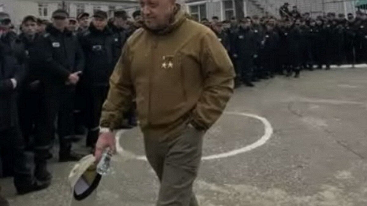     После крушения самолета Пригожина останки погибших были сильно обожжены, их нельзя опознать визуально. Тело Евгения Пригожина (на фото) опознали в морге по косвенным признакам.