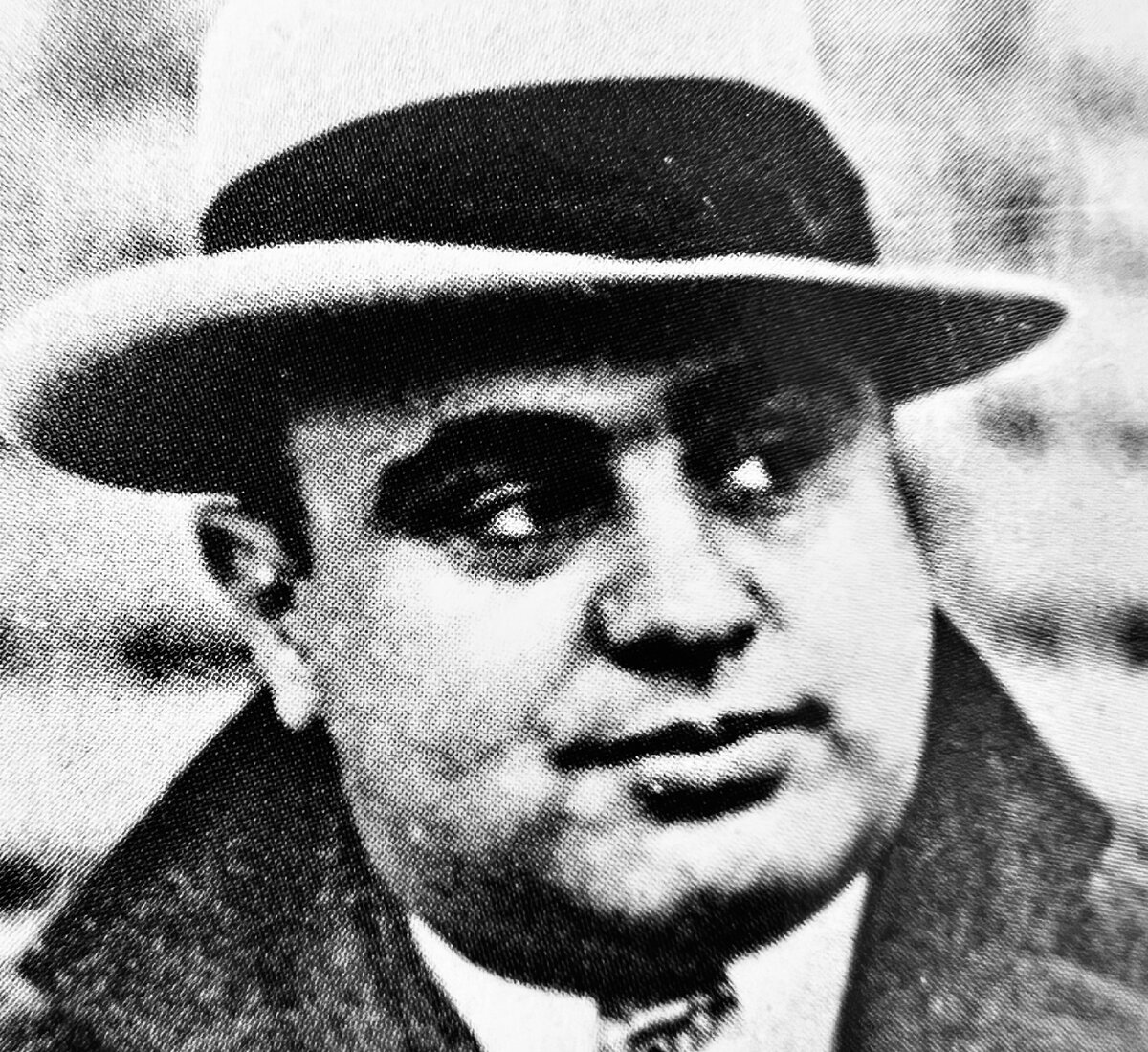 Аль Капоне
(1899-1947)
«Вежливыми словами и пушкой можно достичь гораздо большего, чем одними вежливыми словами»
