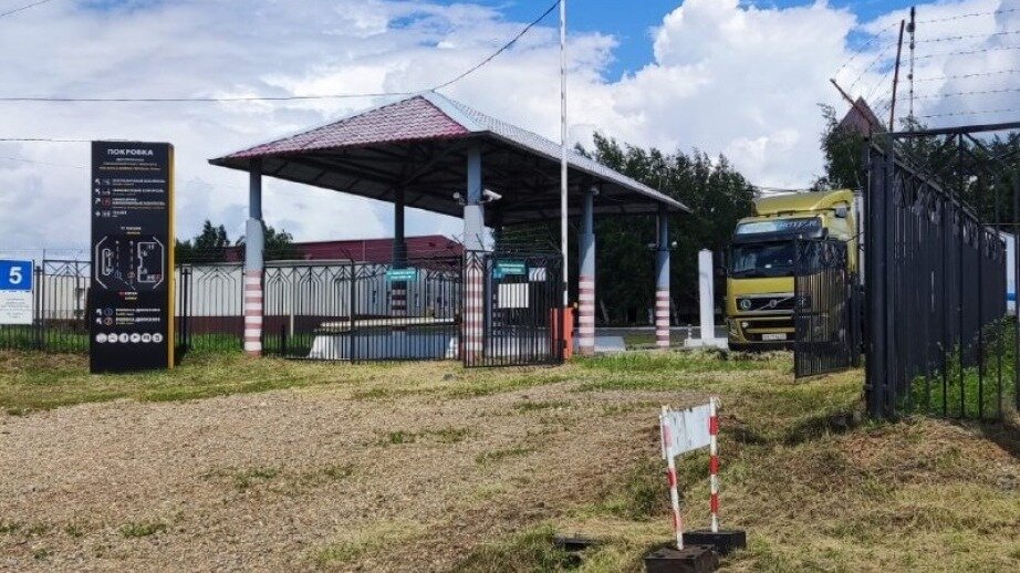     Службы надеются на восстановление работы пункта после снижения уровня воды до отметки 2,90 метра.