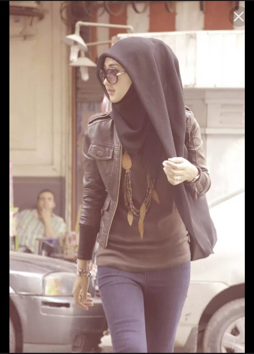 Яндекс,поиск.Зачем ей покрытие головы при обтянутом заде? Уши болят? 