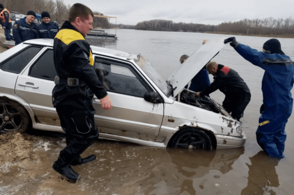    Под Волгоградом пожилой рыбак погиб под колесами собственного автомобиля