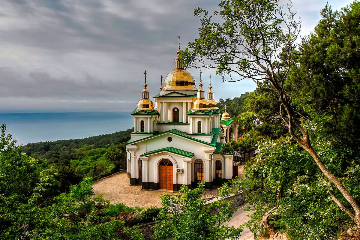 Архангела михаила ялта. Храм Святого Архистратига Михаила (Ореанда). Церковь Архангела Михаила Ореанда Ялта. Храм Святого Архистратига Михаила Ореанда Крым. Храм Архангела Михаила в Ореанде.