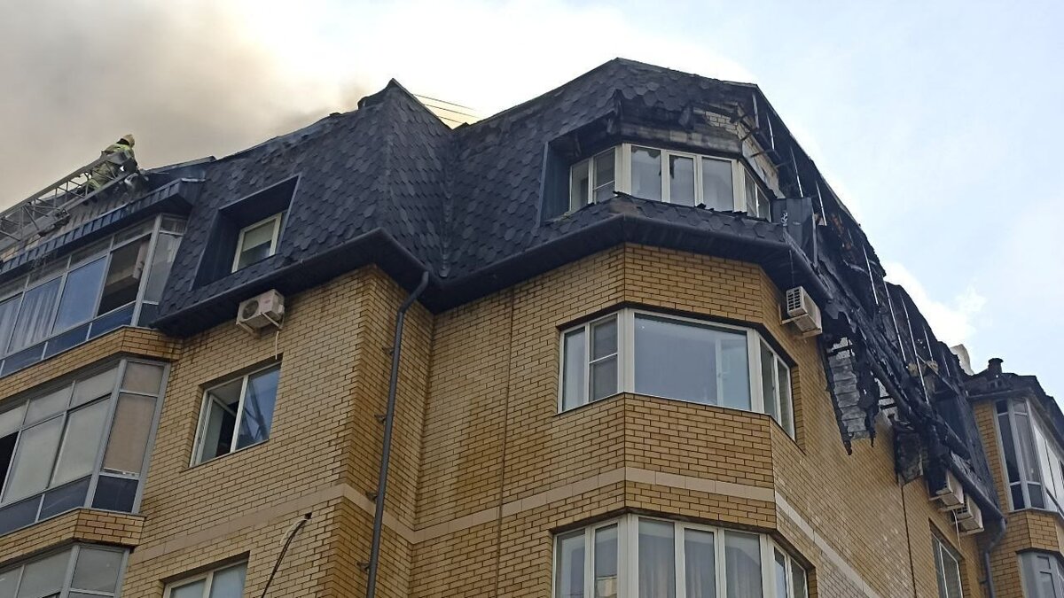     В Волгограде вспыхнула квартира на пятом этаже новостройки в Дзержинском районе. Пожар запечатлели на камеру очевидцы.