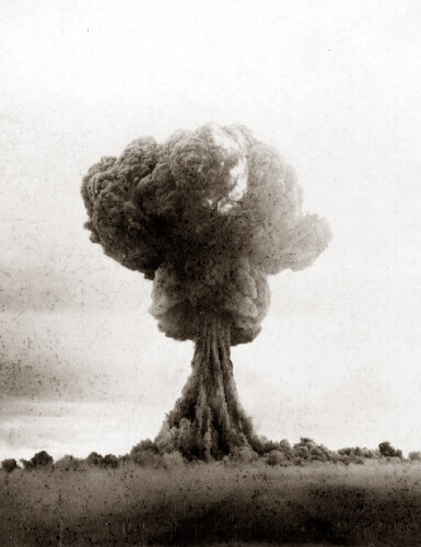 29 августа 1949 года в 7:00 утра на Семипалатинском полигоне произошло успешное испытание первой в СССР атомной бомбы. /фото реставрировано мной, изображение взято из открытых источников/