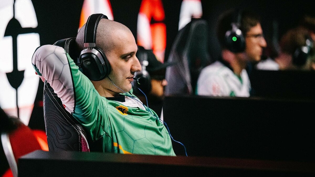     Артур Arteezy Бабаев