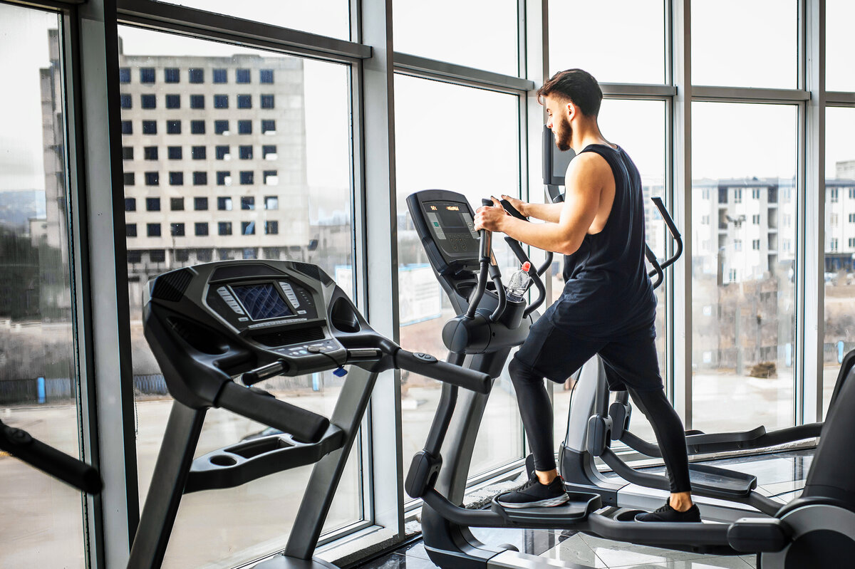     Как правильно заниматься на эллиптическом тренажере: 7 ошибок, которые делают почти все