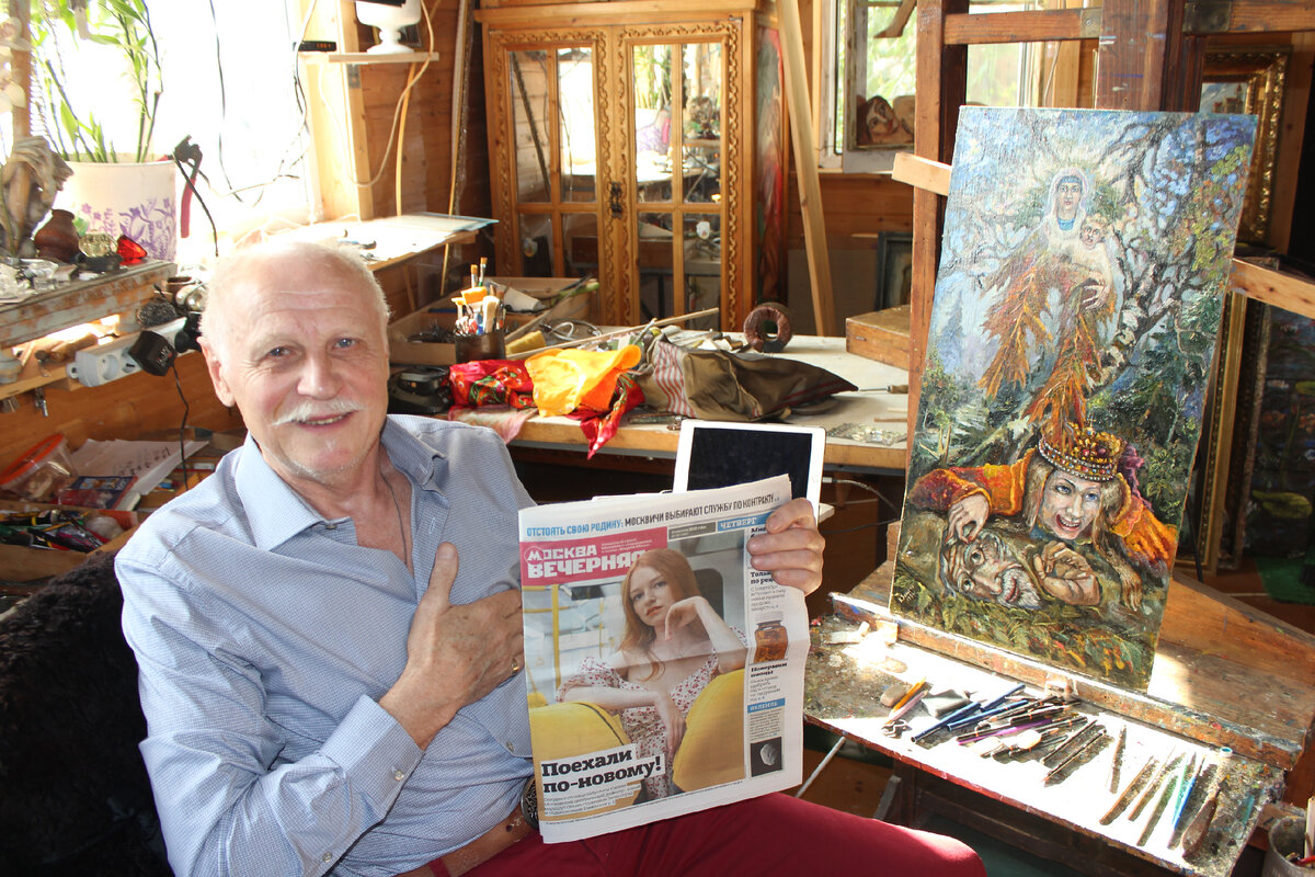 Художник Виктор Золотов у себя в мастерской 19 августа 2023 года. ФОто 1