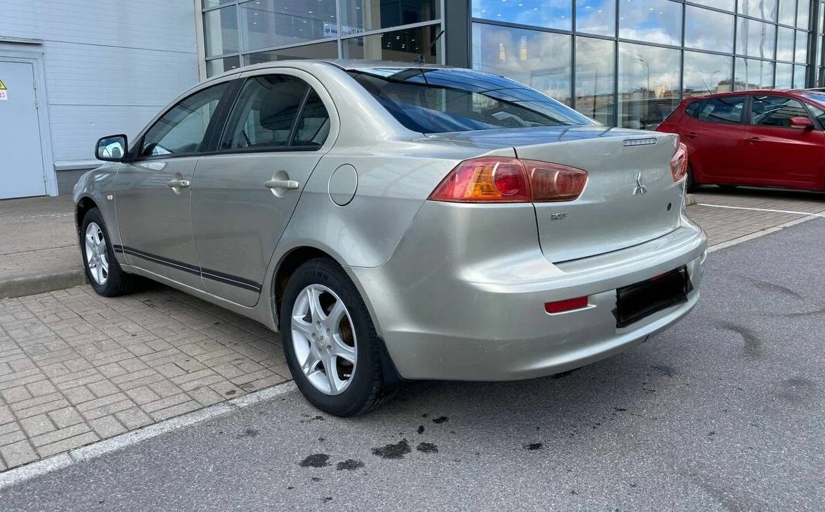 Дизайн у модели достаточно эффектный.