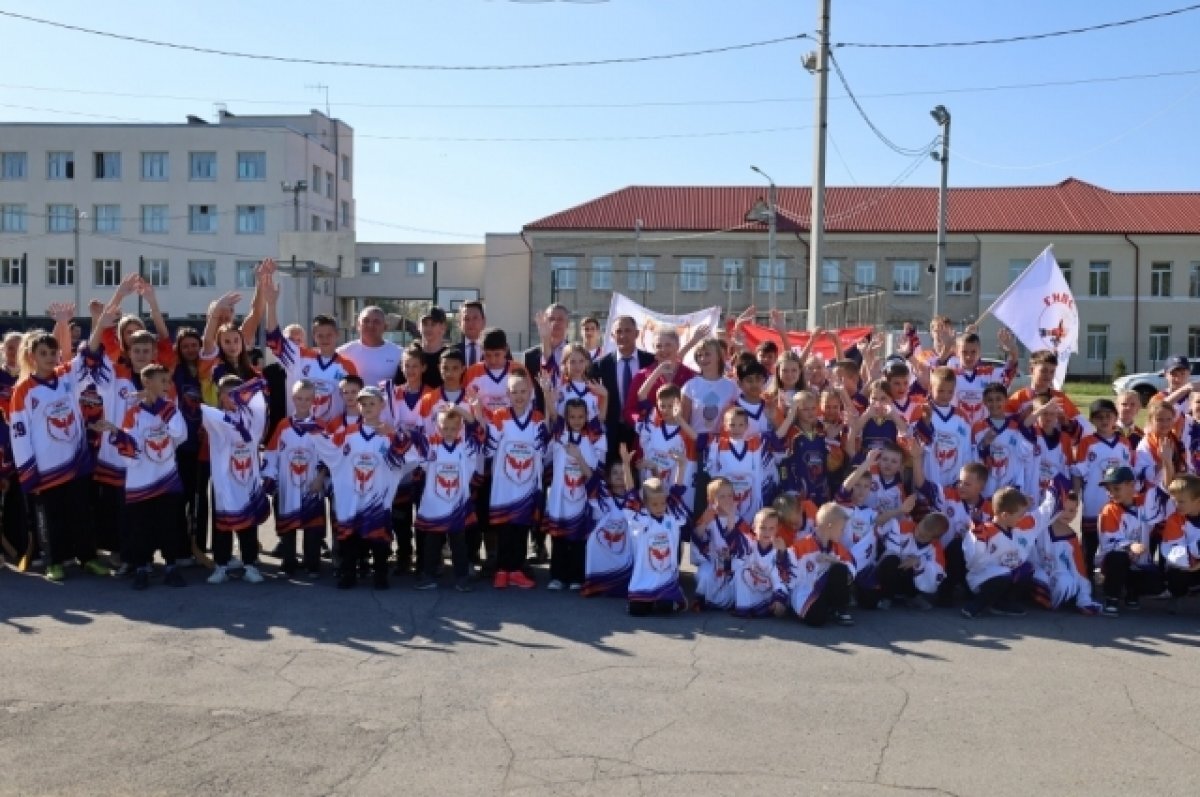    Новый глава администрации Новомосковска подарил юным хоккеистам джерси