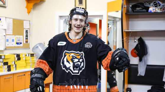    Канадский хоккеист "Амура" Кэмерон Ли получил российское гражданство Юлия Шелковенко