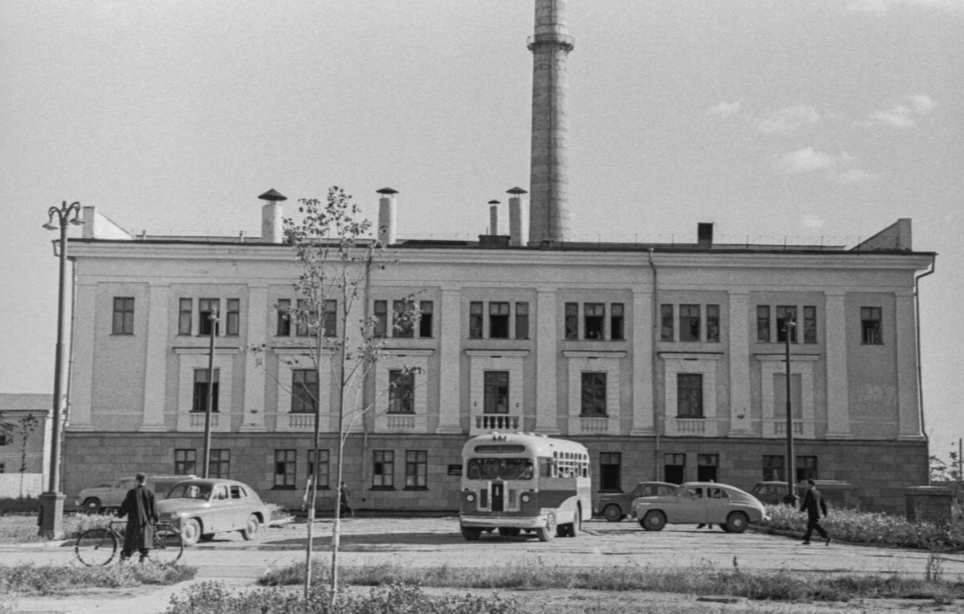 Рисунок №2. Первая в мире атомная электростанция была построена под руководством советского физика Игоря Васильевича Курчатова в 1954 году мощностью 5МВт в гор. Обнинск Калужской области. В 2002 году реактор был заглушен, отслужив 48 лет.