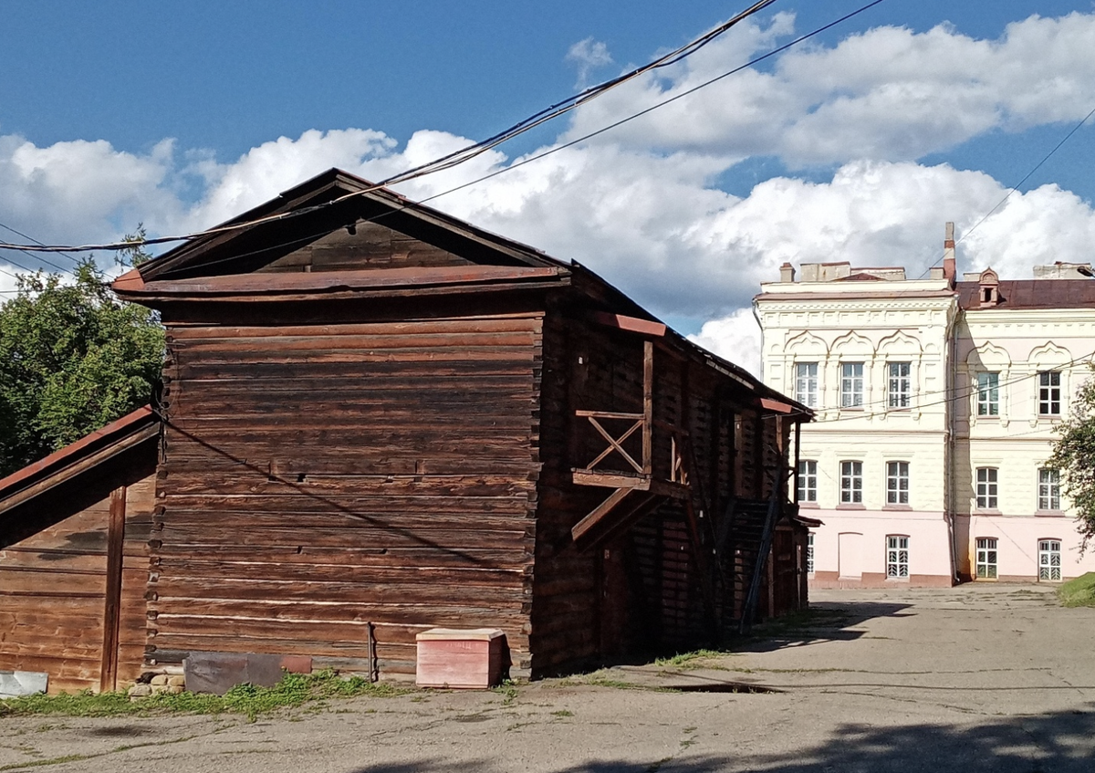 
«Иркутский блог» продолжает освещать тему главной угрозы для архитектурного наследия Иркутска — массового сокращения реестра выявленных памятников, среди которых подавляющее большинство — средовая...-95-2