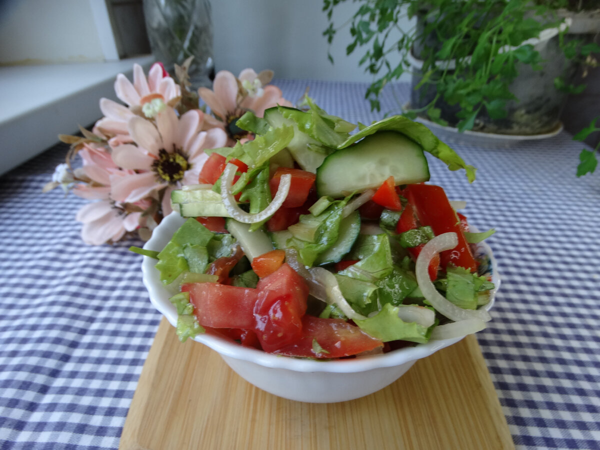 Салат из листьев салата, сладкого перца, помидор и огурцов | Готовим вкусно  дома/ Кулинария/ Рецепты | Дзен