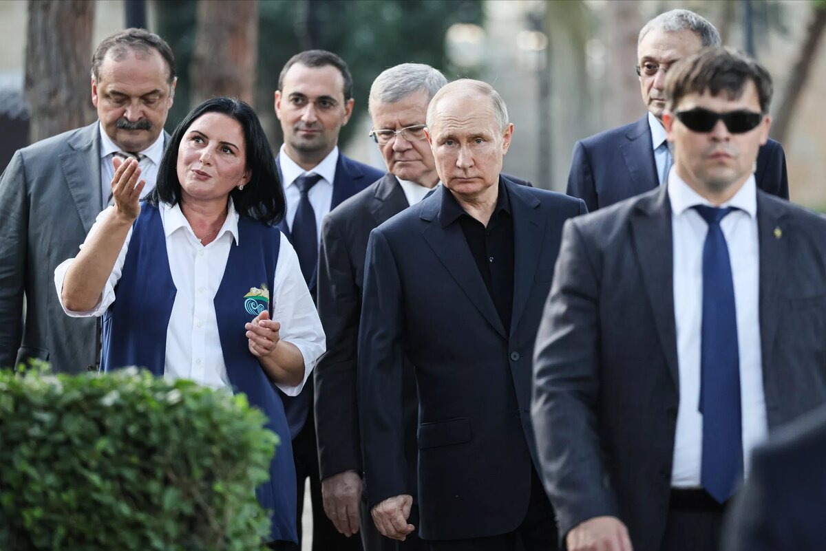 Президент России В. Путин в день празднования мусульманского праздника Курбан Байрам посетил один из знаковых регионов Южной Части России и Северного Кавказа - Дагестан.
