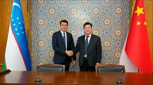 Министр здравоохранения Узбекистана Амрилло Иноятов и представитель китайской компании Xindeyuan Bioengineering. Фото пресс-службы Минздрава Узбекистана