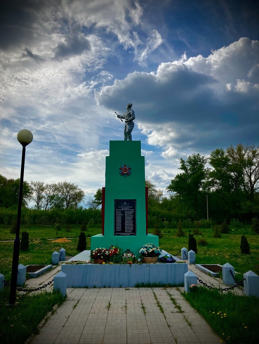 Памятник на братской могиле в сквере "Возрождение" г. Новомосковска