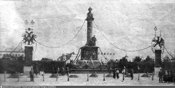 Вид памятника царю Михаилу Фёдоровичу и Ивану Сусанину в Костроме во время торжеств. 1913 год.