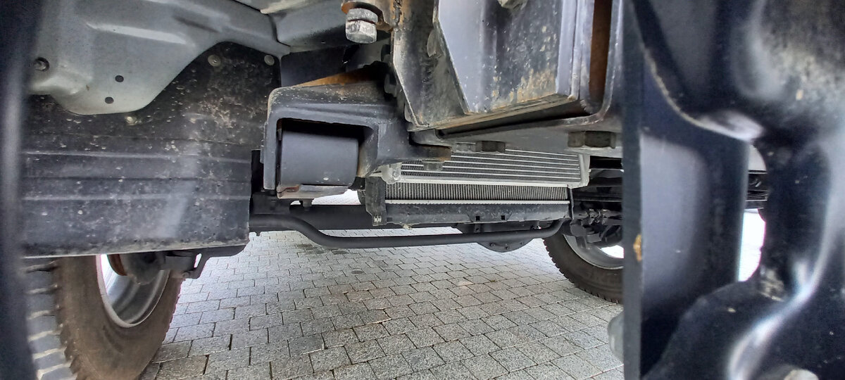 Передний мост. Чуть выше виден низко поставленный радиатор, а дифференциал ничем не защищён.