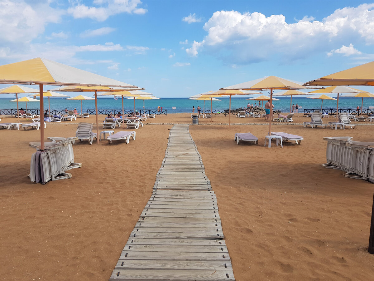 Деревянные настилы спасают от горячего песка. Фото автора. 