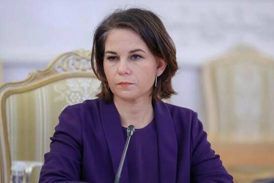    Немцы снова закидали яйцами главу МИД Германии Анналену Бербок