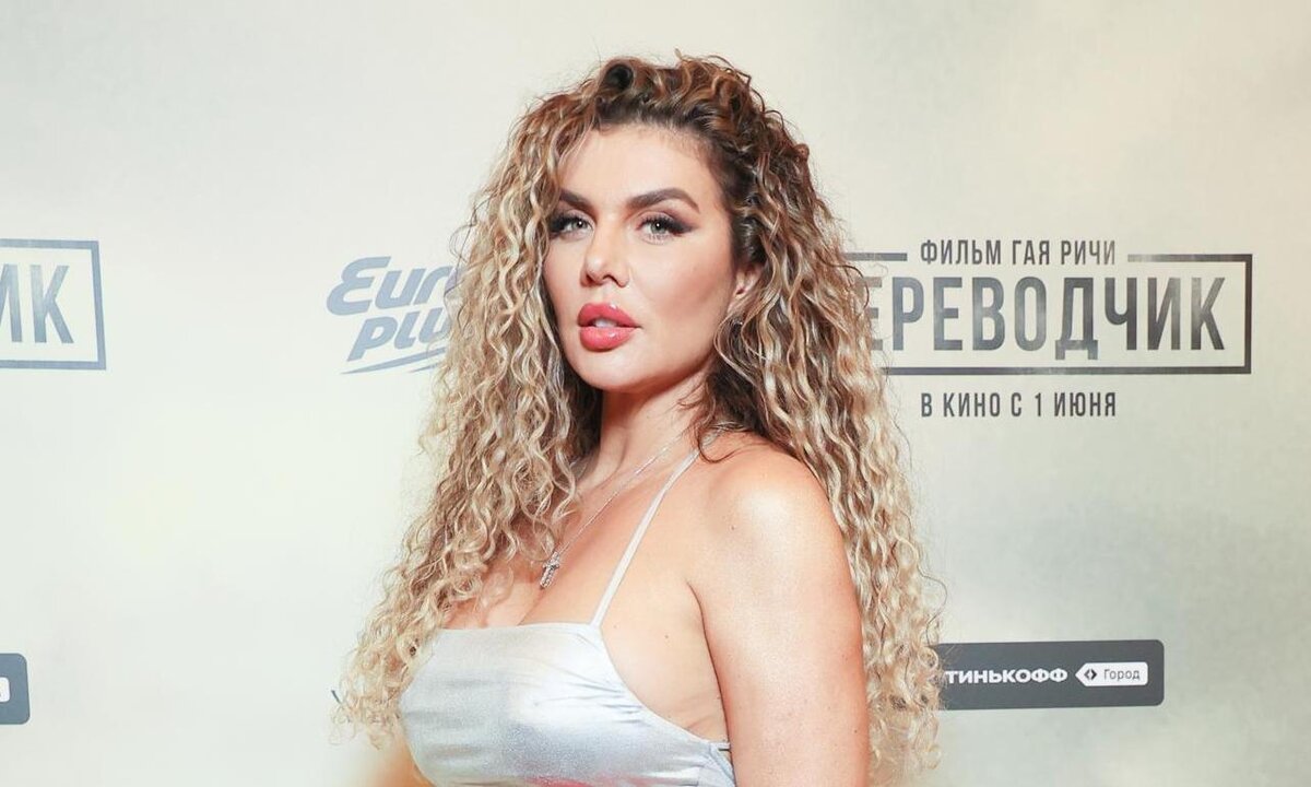 Анна Седокова в вульгарном костюме вышла в люди — реакция мужа удивляет ...