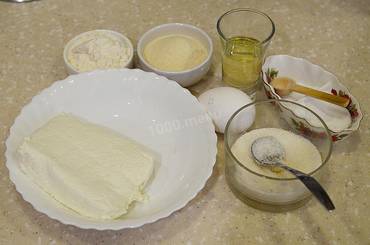 Как пожарить пышные сырники с манкой на сковороде? Подготовьте необходимые продукты. Хочу заметить, что в выпечке важно, чтобы все ингредиенты были одной температуры. Заранее достаньте из холодильника творог и яйцо. Творог берите пожирнее, - сырники получатся более сытными. Оптимальная жирность 9-19%. Муку обычную пшеничную, но не берите муку высшего сорта ,- такая мука белоснежная, потому что выбелена хлором. Оптимально - мука первого и второго сорта