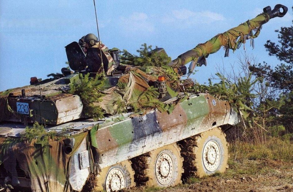  Шустро едет в гору,кое-как. АМХ-10 .игривый танк.  фото: картинки яндекса.