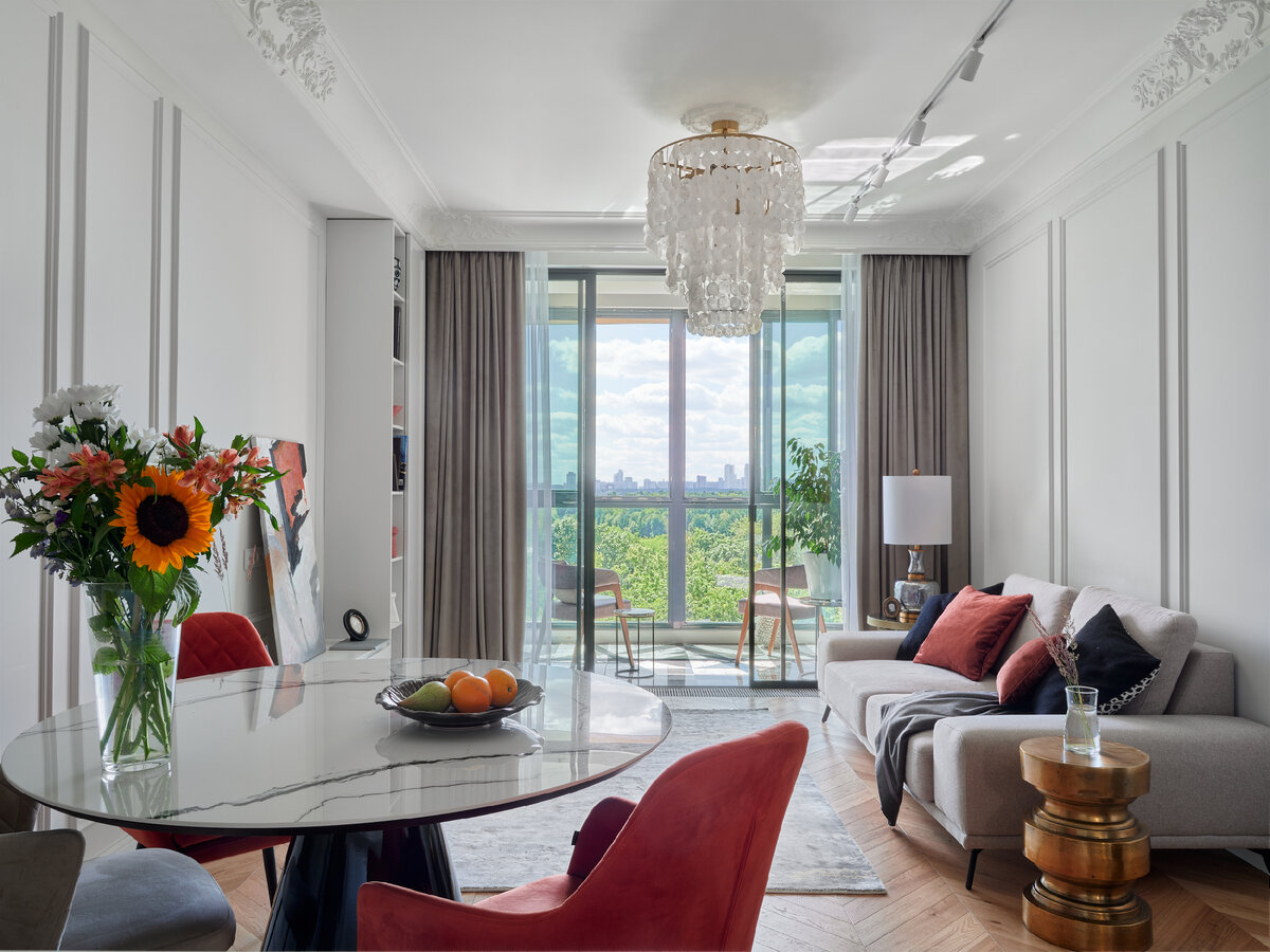 интерьер в неоклассическом стиле с потрясающей лепниной