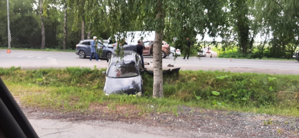 Одна из них вылетела в кювет. Пострадавших нет.