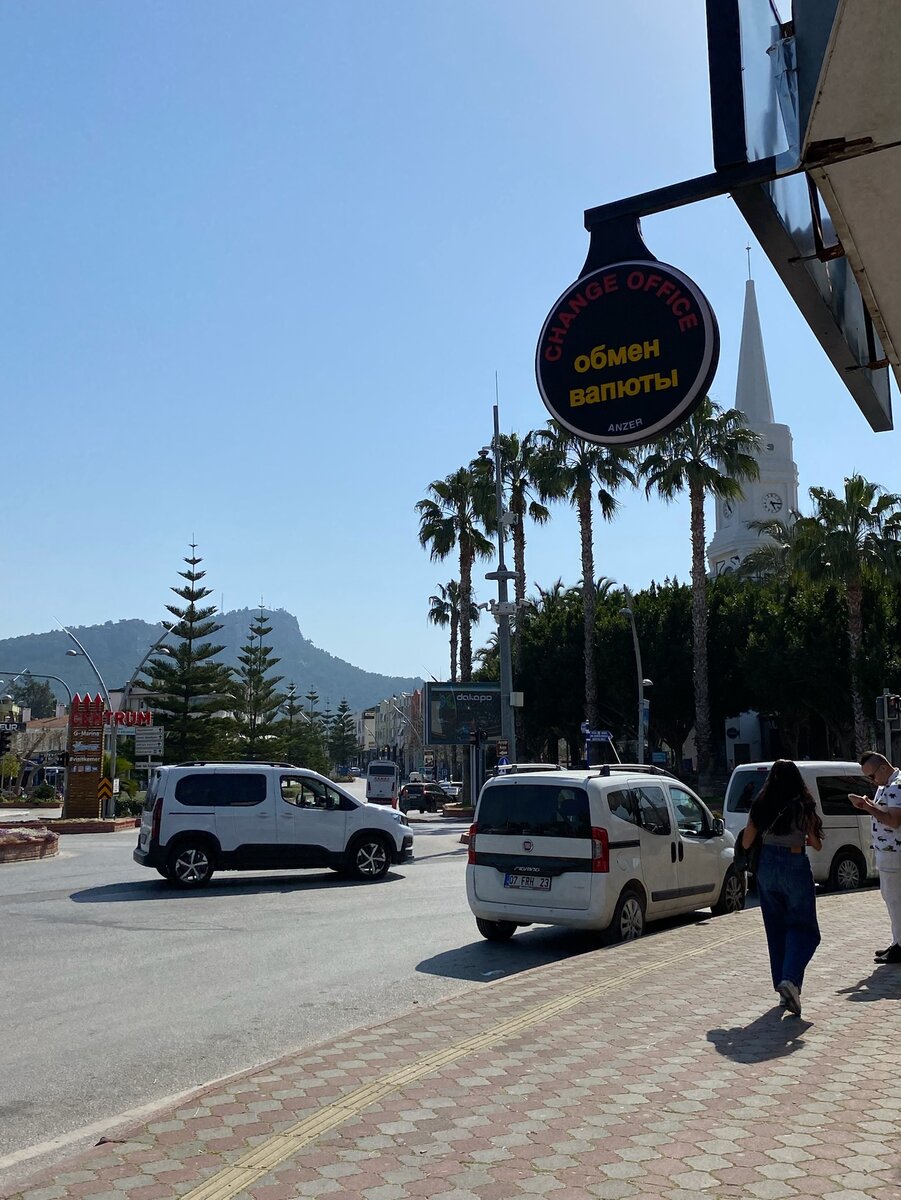 Автобус высадил нас у башни, которая является одной из достопримечательностей города