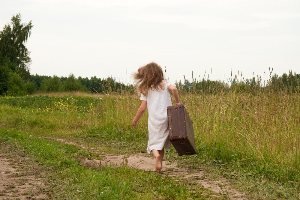мальчик и девочка идут по дороге. что значит уходящий ребенок. что значит уходящий ребенок. мальчик с чемоданом на вокзале. доброта и сочувствие.