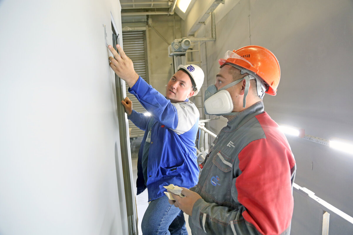 Евгений Виноградов проверяет работу шлифовщика Данилы Эндерса