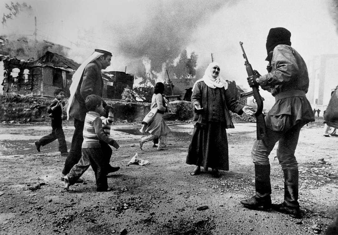 Фотограф Франсуаза Демюльдер. 18 января 1976 года. Палестинская женщина умоляет боевика в районе Карантина в Восточном Бейруте