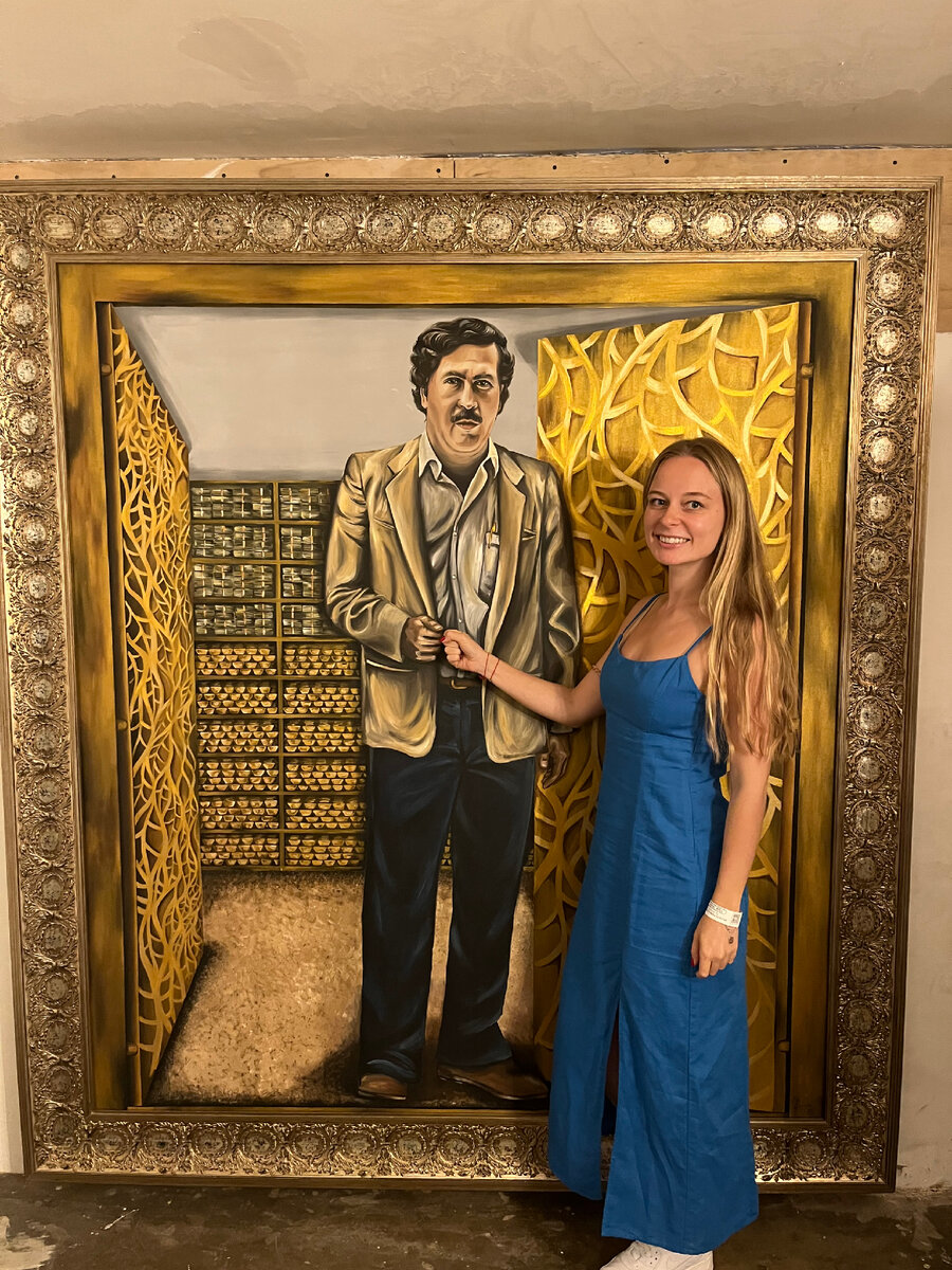 Картина висит в этой комнате 