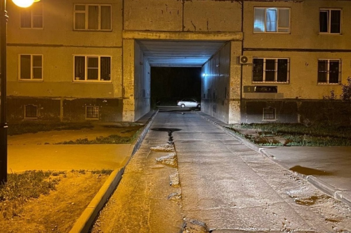    Место ДТП в арке дома № 1 на бульваре Гая