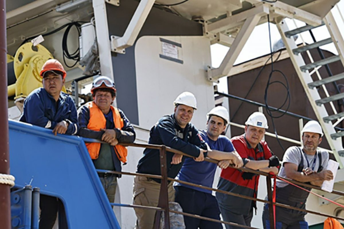    На всех парусах.