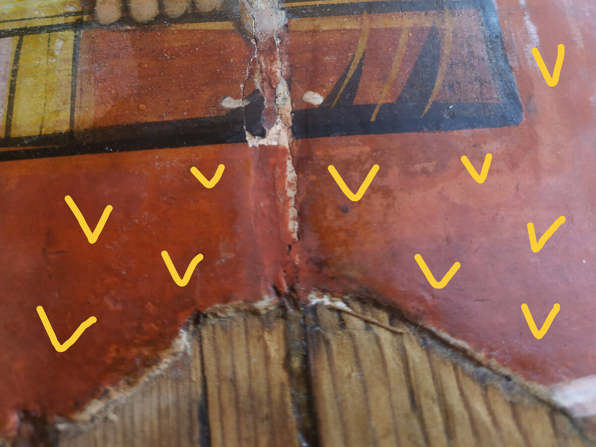 Фрагмент иконы, нижнее поле. Галочками жёлтого цвета я показала грубую реставрационную запись. Она везде.