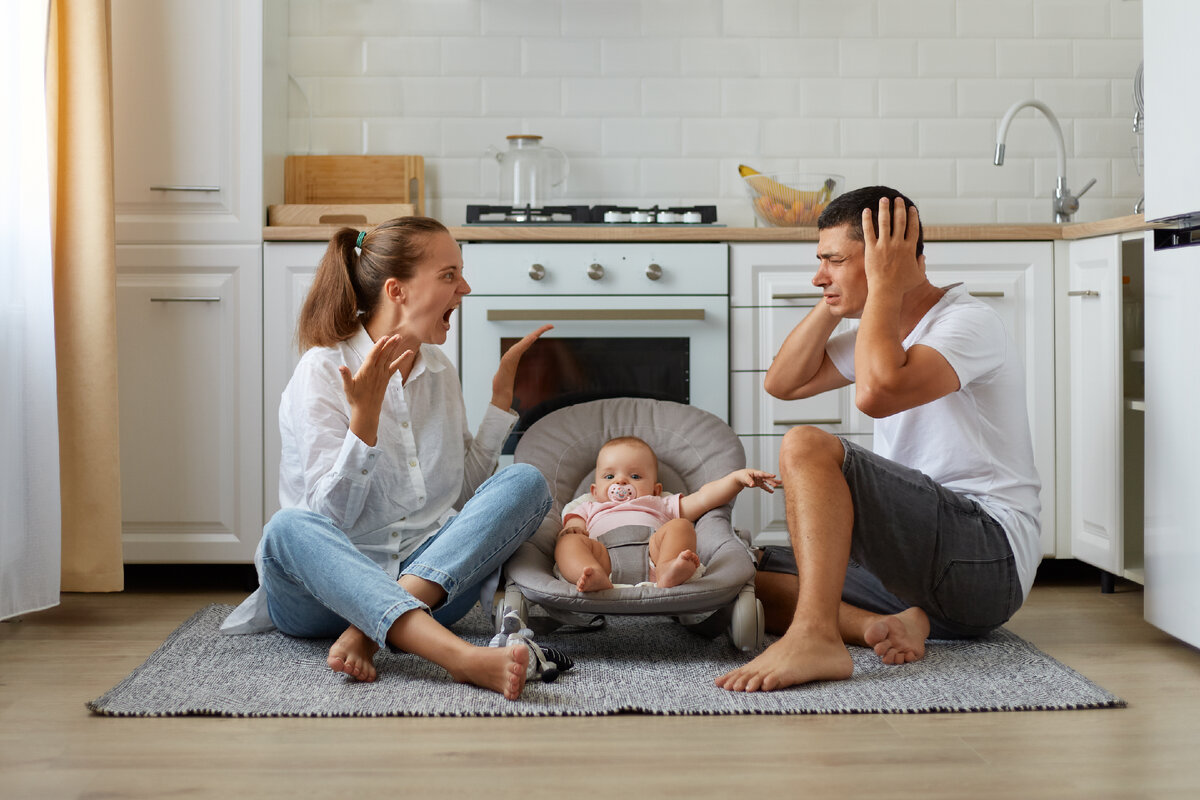 https://ru.freepik.com/free-photo/indoor-short-of-arguing-couple-sitting-on-the-floor-in-kitchen-wife-screaming-loudly-husband-covering-ears-with-palms-family-posing-with-infant-baby-in-rocking-chair_17860030.htm