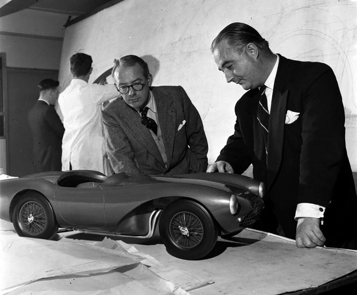 Магнат Дэвид Браун (справа) и дизайнер Фрэнк Фили осматривают макет Aston Martin.