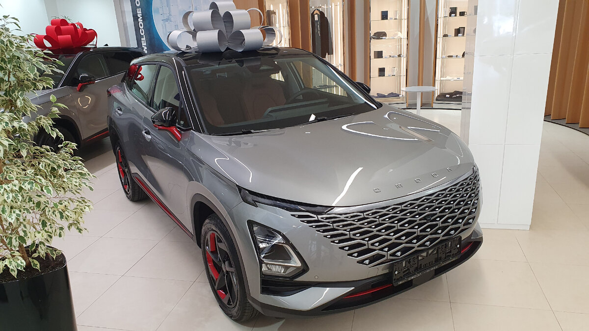 Omoda C5 AWD на выдаче в автосалоне