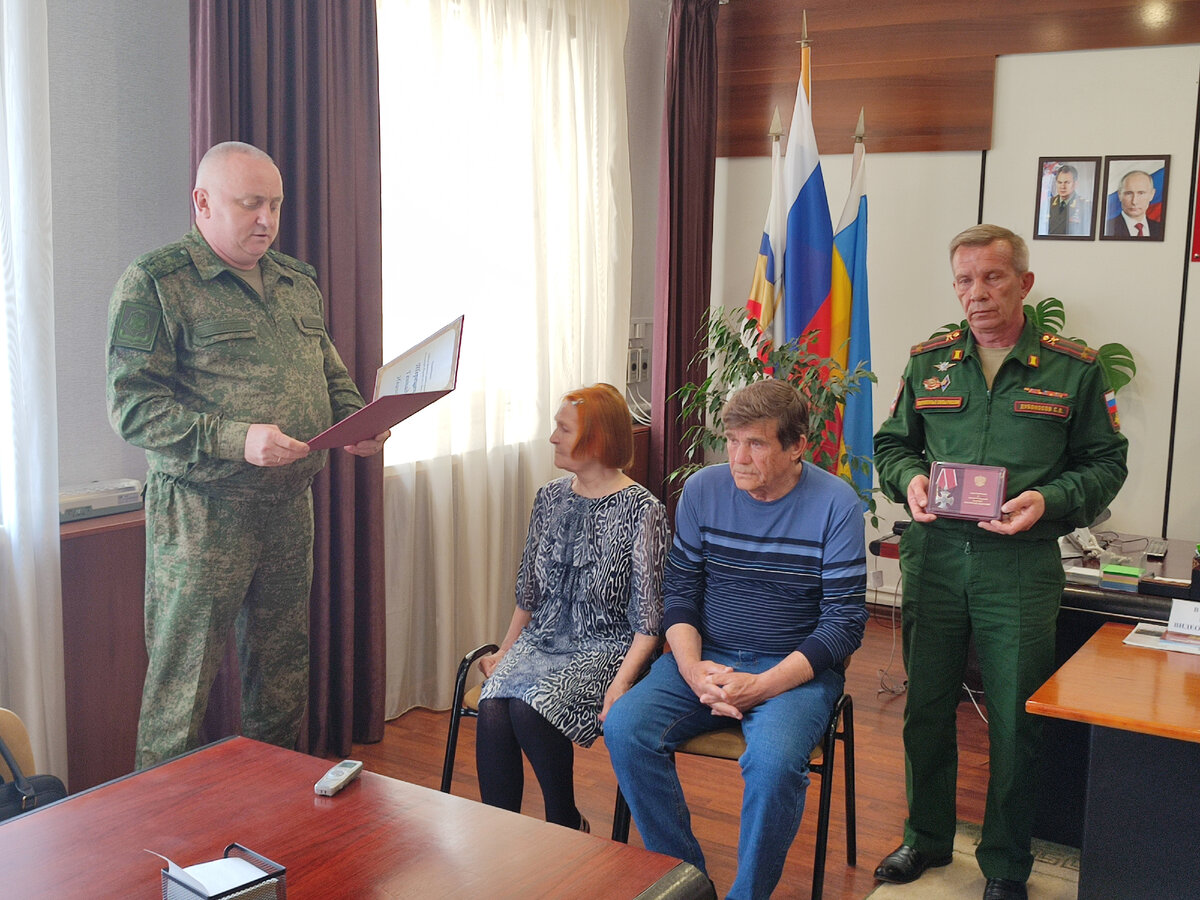 В галерее три фото с церемонии вручения боевого ордена родителям погибшего героя