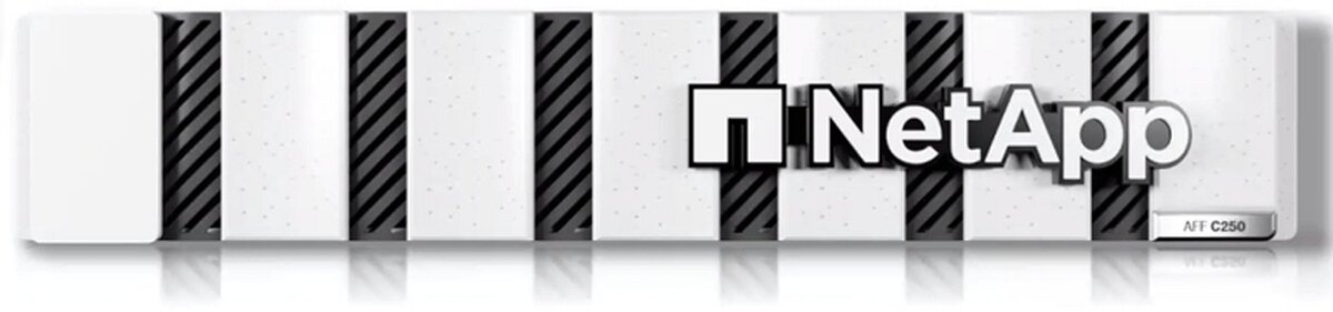 NetApp All Flash FAS C250 вид спереди с фальш-панелью