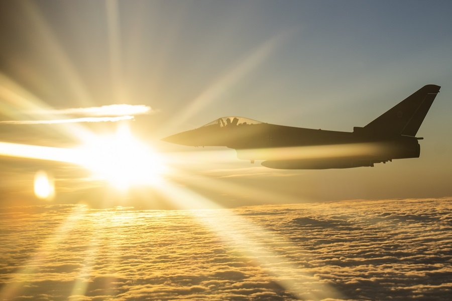 Истребитель Eurofighter Typhoon совершает полет на военных маневрах - Фото: Christophe Gateau/dpa/picture-alliance/TASS