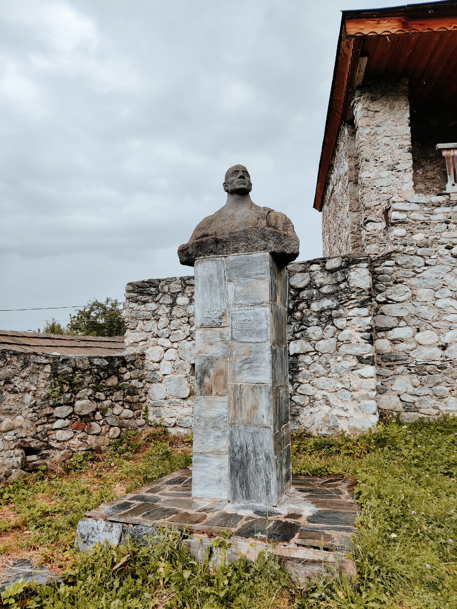 Бюст Михаилу Хергиани на территории музея 