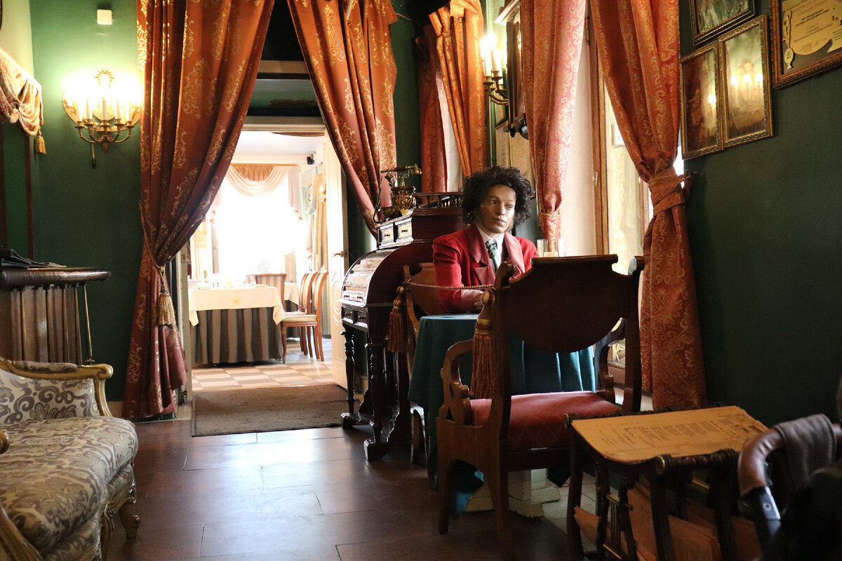 Фигура А. С. Пушкина в "Литературном кафе"