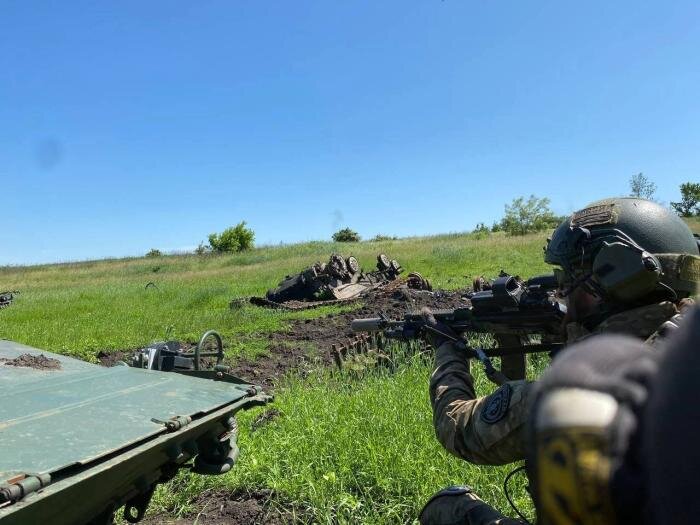 Бойцы ЧВК «Редут» рядом с уничтоженным танком Т-64БВ и БМП-2 ВСУ в Запорожской области, Военный Осведомитель