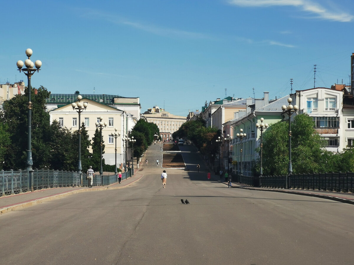 Вид с Ленинского моста на улицу Ленина. Впереди виднеется здание Правительства Орловской области.
